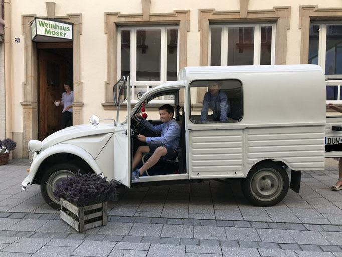 Sie haben das Lavendel bracht. Der 2CV Transporter von Blausinn noch ohne Beschriftung