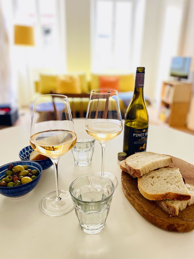 kleiner Snack mit Käse, Brot und Wein