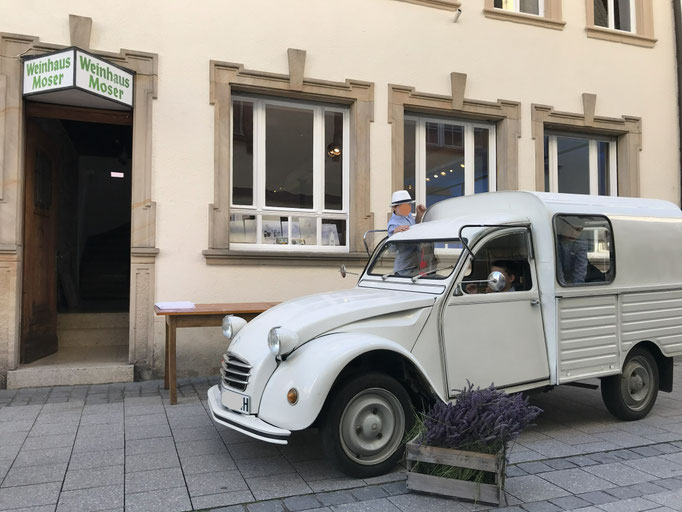 Sie haben das Lavendel bracht. Der 2CV Transporter von Blausinn noch ohne Beschriftung