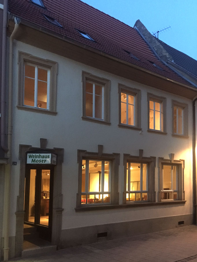 Das Weinhaus Moser, Abendstimmung in der Fußgängerzone