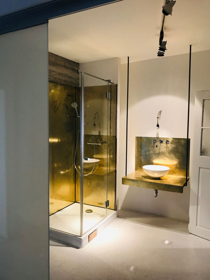 Licht- und Materialspiel im Badezimmer