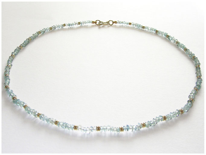 Aquamarinkette mit kleinen Goldlinsen, luftig und zart
