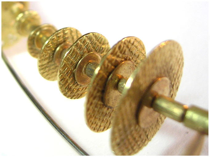 Stahlreif mit Gelbgold Elementen, eigenwillig und besonders