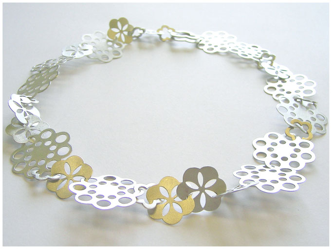 Origineller Blumen Halsschmuck aus Silber
