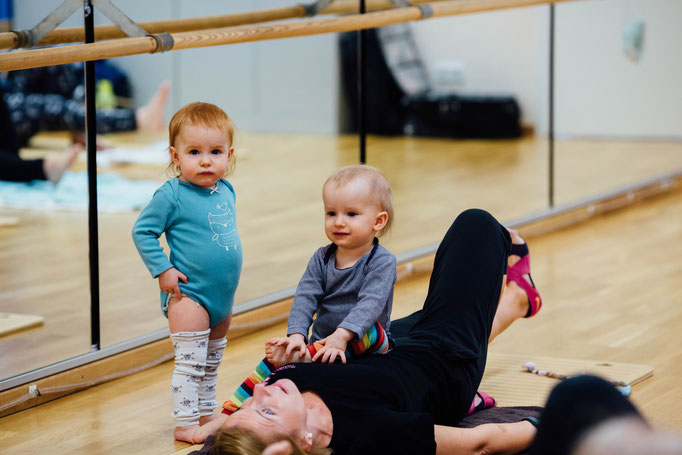 Trainerin Claudia beim Workout mit Baby