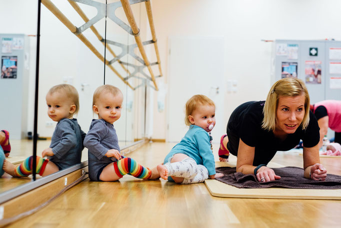 Trainerin Claudia beim Workout mit Baby