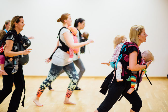 Frauen beim Workout mit Tragehilfe