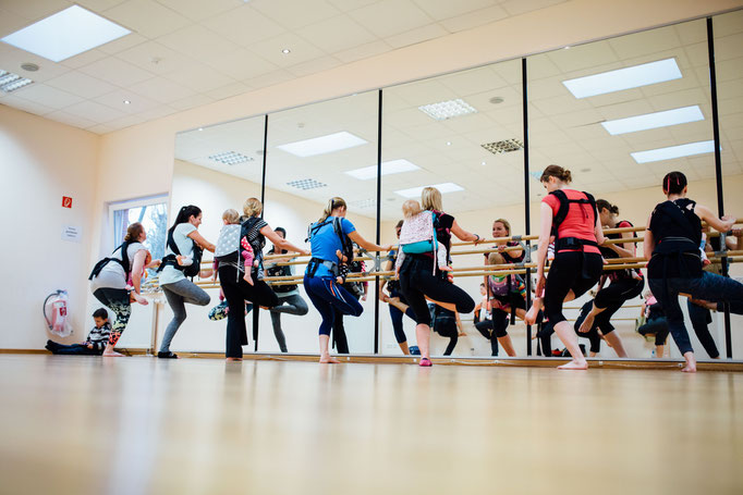 Frauen beim Workout mit Tragehilfe