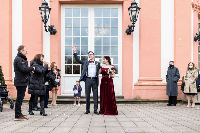 Brautpaar vor der Rotunde im Schloss Biebrich nach der standesamtlichen Trauung, Empfang durch Gäste