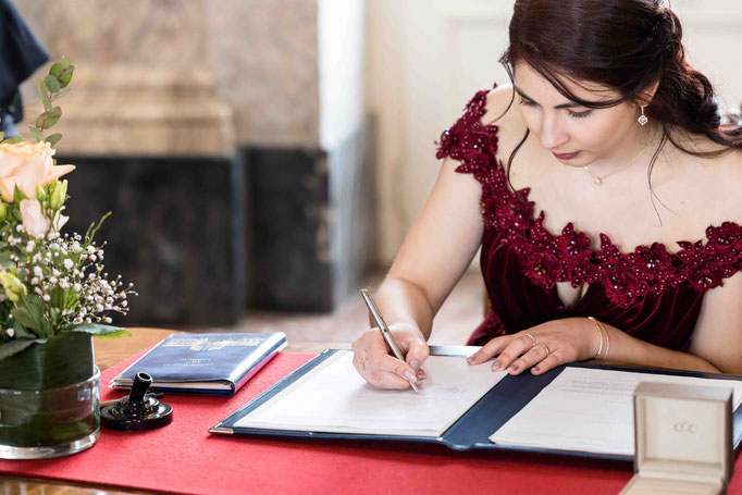 Unterschrift der Eheschließung der standesamtlichen Hochzeit im Schloss Biebrich in Wiesbaden