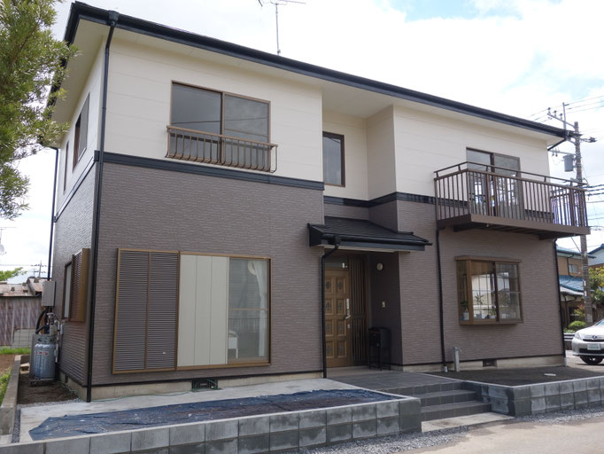 戸建て住宅の外壁塗装後の写真、濃淡のついたブラウン系のツートンカラー