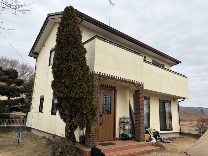 やや色褪せた塗装時期の住宅写真