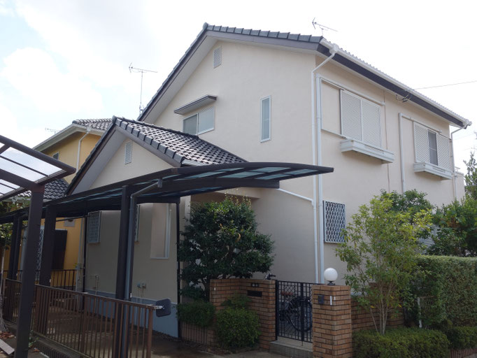 綺麗に塗装された化粧スレート屋根、外壁はアイボリーに塗装された住宅
