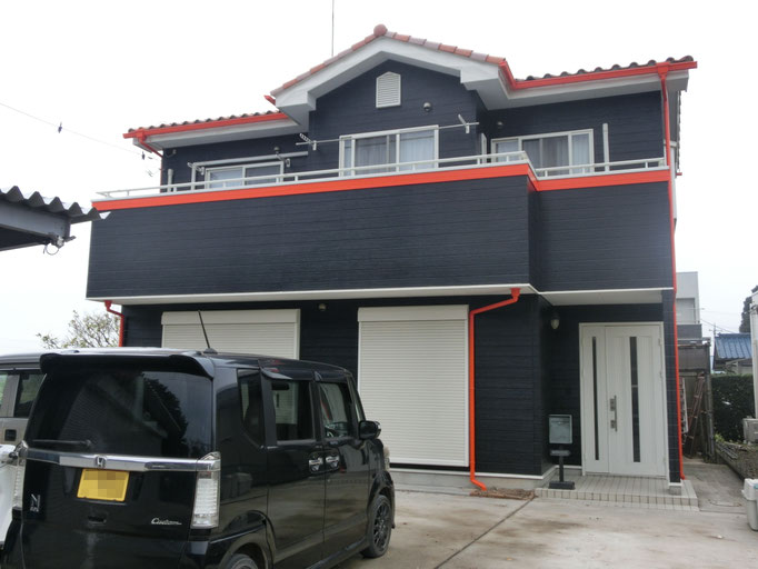 戸建住宅の外壁塗装後の外観（ブラック×ホワイトのコントラスト仕上げ）