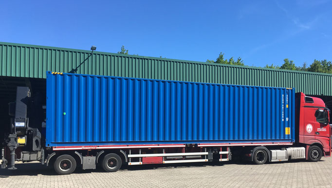 Container LKW mit Ladekran
