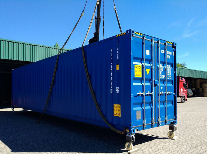 Container abgeladen auf Rollen