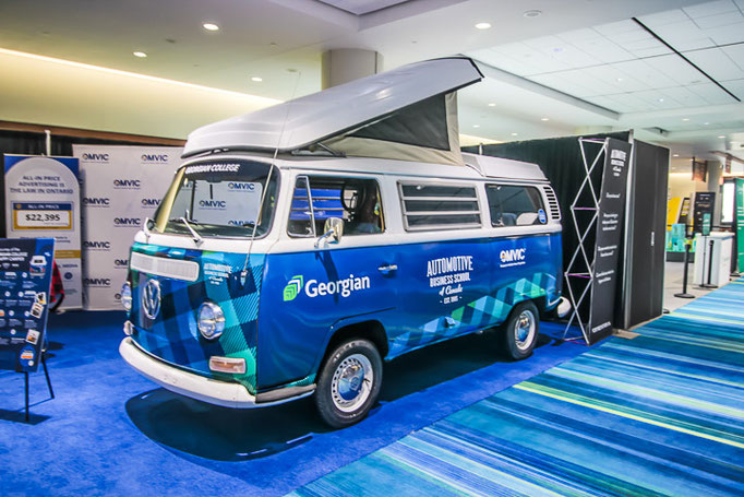 Un kiosque commercial au salon de l'auto de Toronto 2024