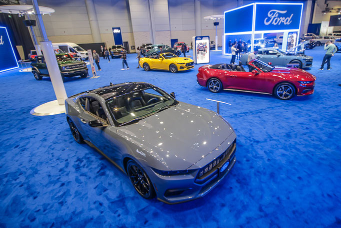 Mustang Ecoboost et GT at 2024 Toronto Auto Show