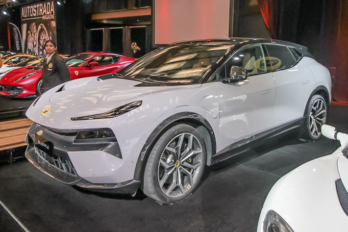 Lotus Eletre au salon de l'auto de Toronto 2024