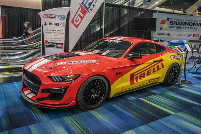 Un kiosque commercial au salon de l'auto de Toronto 2024