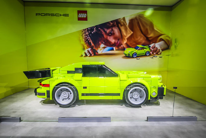 Porsche en bloc Lego au salon de l'auto de Toronto 2024