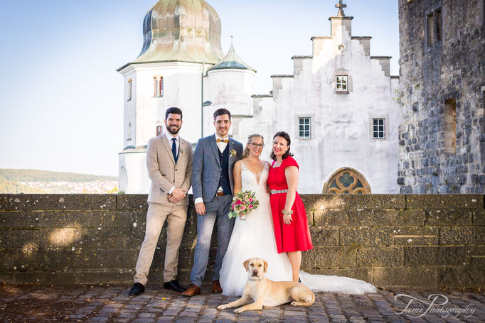 Hochzeitsfotografie am Schloss Heidenheim mit Hund