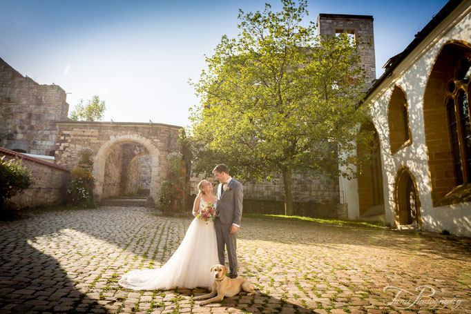 Hochzeitsfotograf am Schloss Hellenstein mit Hund