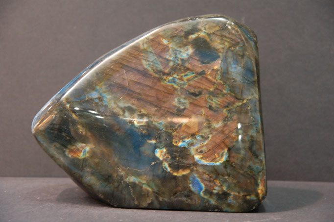 Labradorite (spectrolite) - Madagascar