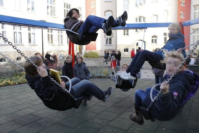 Schaukeln auf dem Schulhof, Foto: Tobias Aschenbrenner