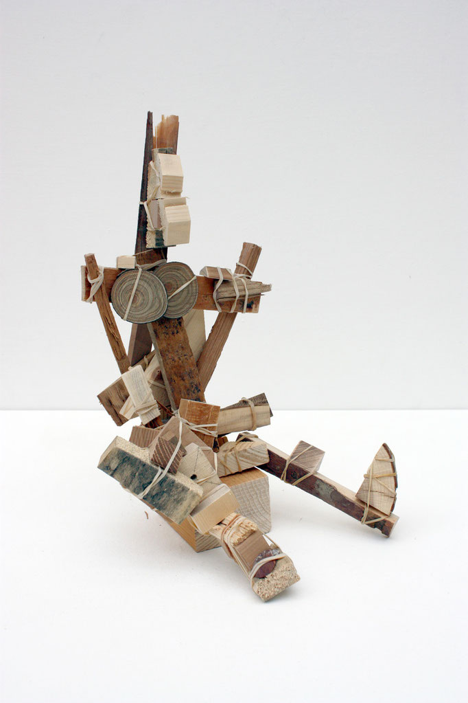 Skulptur aus Abfallholz