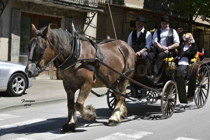 Défilé de calèches de 1900 dans les rues de Villeneuve d'Aveyron le 15 mai 2016 - Attelage simple de cheval lourd - calèche 4 roues roues Milord - 4