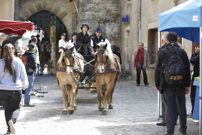Défilé de calèches de 1900 dans les rues de Villeneuve d'Aveyron le 15 mai 2016 - Attelage en paire chevaux lourds - calèche 4 roues - 3