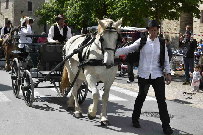 Défilé de calèches de 1900 dans les rues de Villeneuve d'Aveyron le 15 mai 2016 - Attelage simple de cheval lourd - calèche 4 roues sans capote - 1
