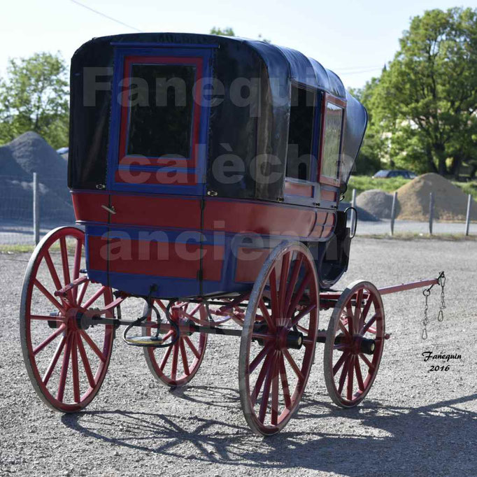 Défilé de calèches de 1900 dans les rues de Villeneuve d'Aveyron le 15 mai 2016 - calèche 4 roues "fermé" - 6