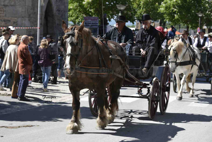 Défilé de calèches de 1900 dans les rues de Villeneuve d'Aveyron le 15 mai 2016 - Attelage simple de cheval lourd - calèche 4 roues roues rouge - 7