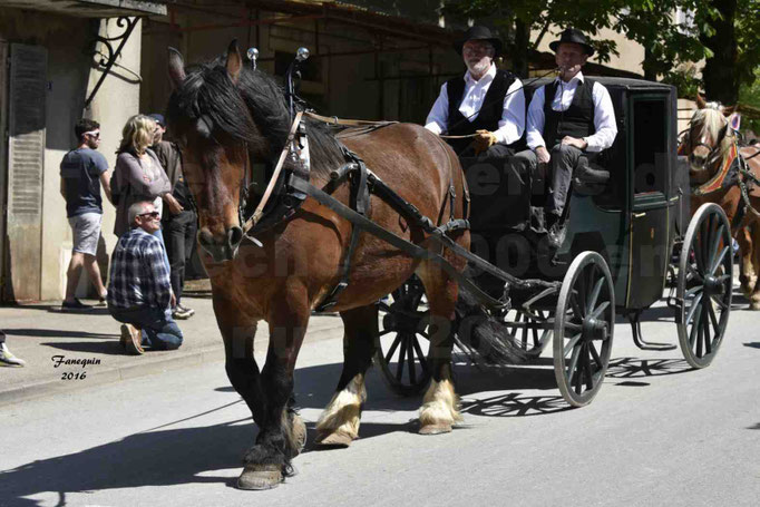 Défilé de calèches de 1900 dans les rues de Villeneuve d'Aveyron le 15 mai 2016 - Attelage simple de cheval lourd - calèche 4 roues roues fermé - 6
