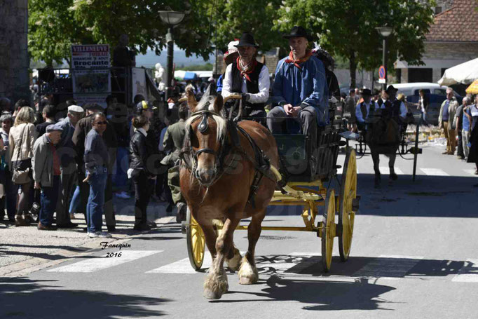 Défilé de calèches de 1900 dans les rues de Villeneuve d'Aveyron le 15 mai 2016 - Attelage simple de cheval lourd - calèche 4 roues  "paysan" - 4
