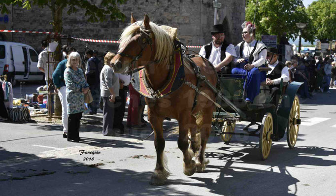 Défilé de calèches de 1900 dans les rues de Villeneuve d'Aveyron le 15 mai 2016 - Attelage simple de cheval lourd - calèche 4 roues roues - 6