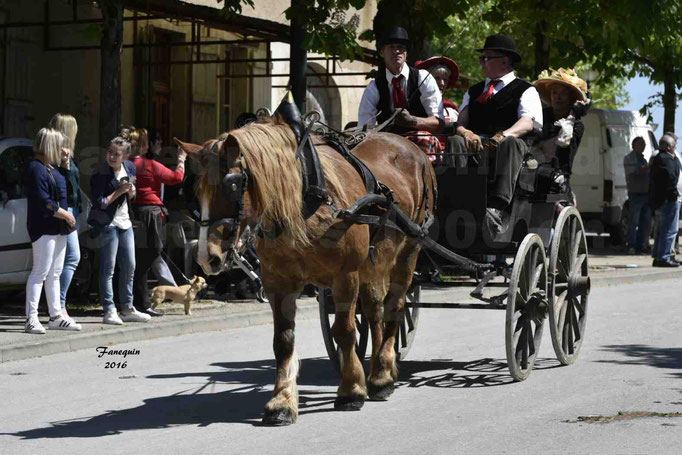 Défilé de calèches de 1900 dans les rues de Villeneuve d'Aveyron le 15 mai 2016 - Attelage simple de cheval lourd - calèche 4 roues sans capote - 4