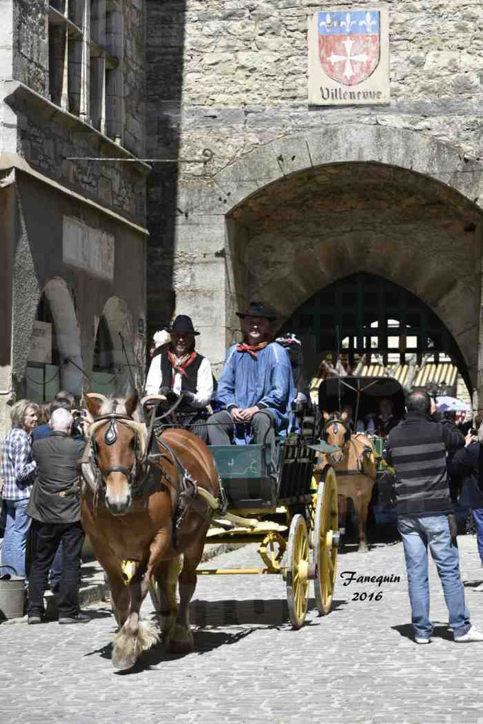 Défilé de calèches de 1900 dans les rues de Villeneuve d'Aveyron le 15 mai 2016 - Attelage simple de cheval lourd - calèche 4 roues  "paysan" - 3