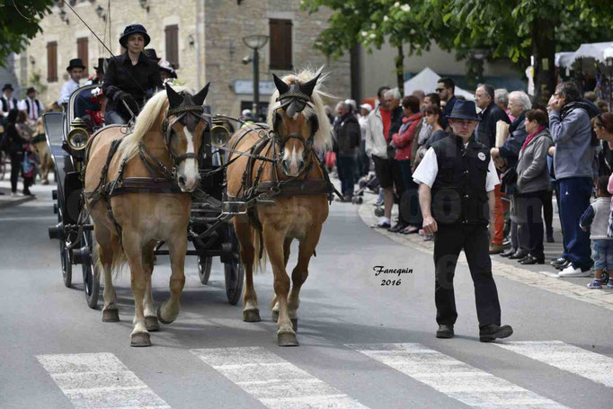 Défilé de calèches de 1900 dans les rues de Villeneuve d'Aveyron le 15 mai 2016 - Attelage en paire chevaux lourds - calèche 4 roues - 1
