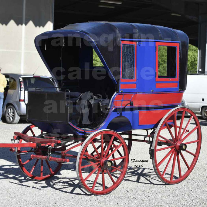 Défilé de calèches de 1900 dans les rues de Villeneuve d'Aveyron le 15 mai 2016 - calèche 4 roues "fermé" - 1