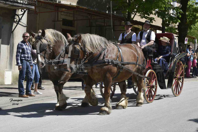 Défilé de calèches de 1900 dans les rues de Villeneuve d'Aveyron le 15 mai 2016 - Attelage en paire chevaux lourds - calèche 4 roues vis à vis - 4