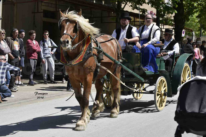 Défilé de calèches de 1900 dans les rues de Villeneuve d'Aveyron le 15 mai 2016 - Attelage simple de cheval lourd - calèche 4 roues roues - 4