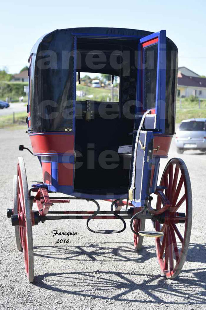 Défilé de calèches de 1900 dans les rues de Villeneuve d'Aveyron le 15 mai 2016 - calèche 4 roues "fermé" - 8