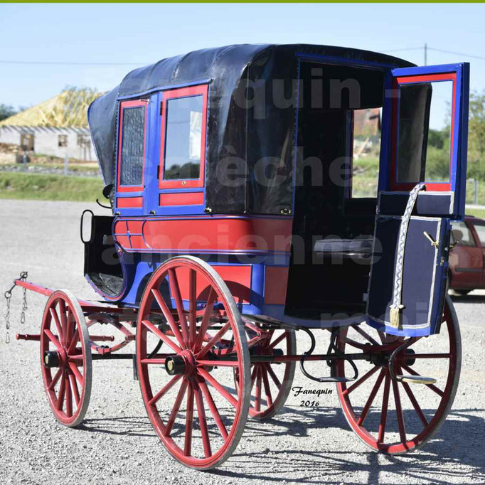 Défilé de calèches de 1900 dans les rues de Villeneuve d'Aveyron le 15 mai 2016 - calèche 4 roues "fermé" - 9