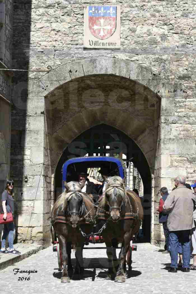 Défilé de calèches de 1900 dans les rues de Villeneuve d'Aveyron le 15 mai 2016 - Attelage en paire chevaux lourds - calèche 4 roues "fermé" - 3