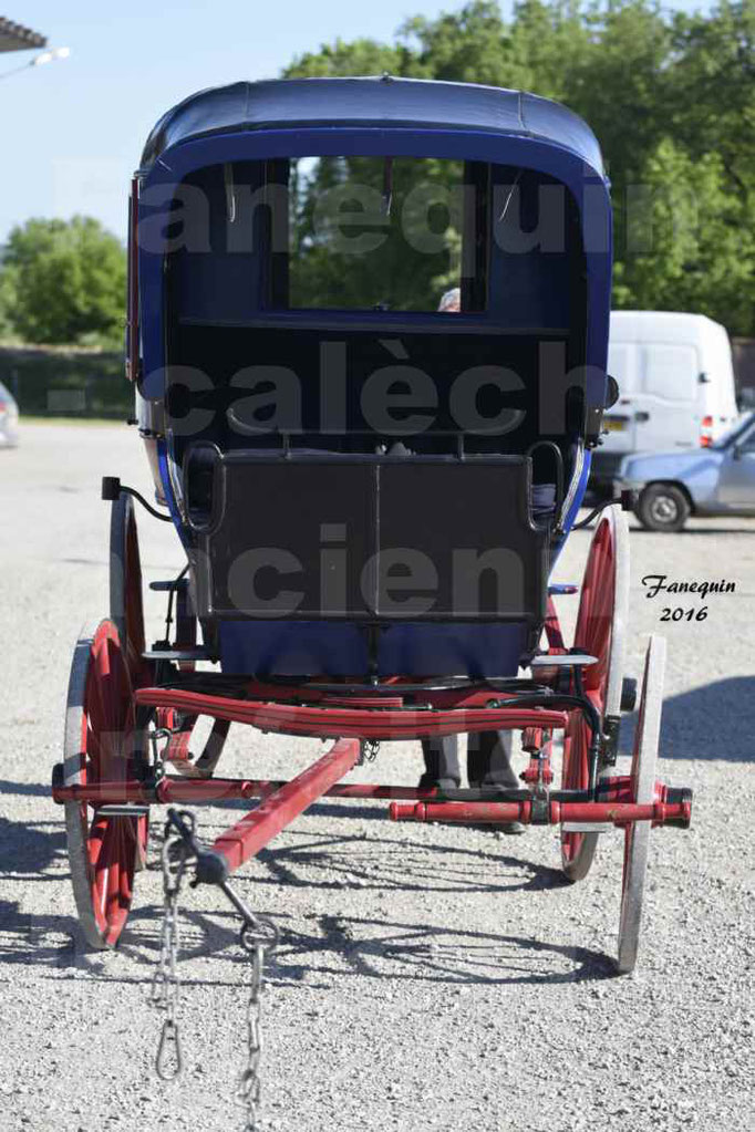 Défilé de calèches de 1900 dans les rues de Villeneuve d'Aveyron le 15 mai 2016 - calèche 4 roues "fermé" - 7
