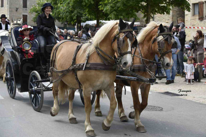 Défilé de calèches de 1900 dans les rues de Villeneuve d'Aveyron le 15 mai 2016 - Attelage en paire chevaux lourds - calèche 4 roues - 2