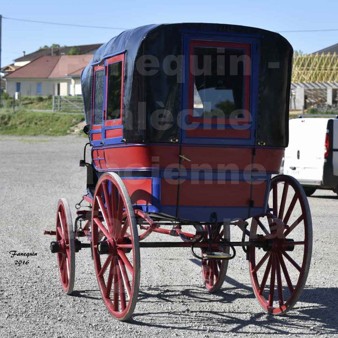 Défilé de calèches de 1900 dans les rues de Villeneuve d'Aveyron le 15 mai 2016 - calèche 4 roues "fermé" - 4